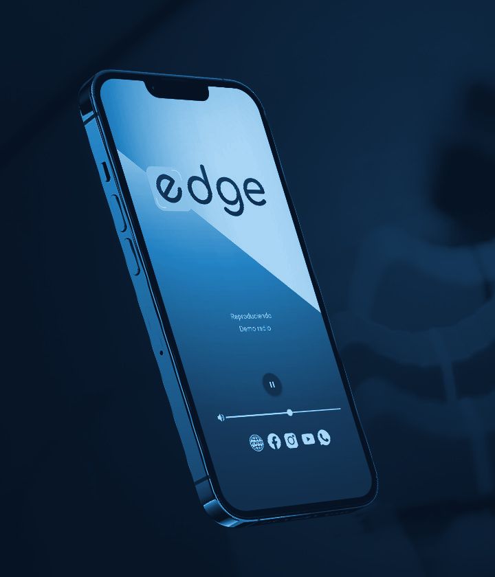 App de radio de demostración en un iPhone, reproduciendo en vivo, con controles de pausa y volumen y accesos a web y redes